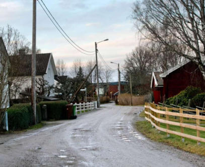 Odalgatan är fortfarande en grusväg, 2015.